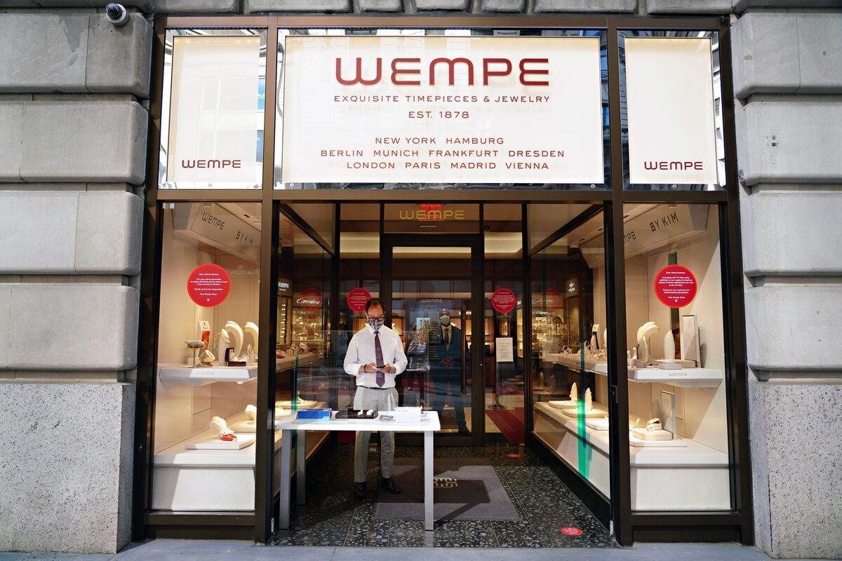 As Rolex Shrinks Retail Near New NYC Flagship, Patek Philippe Expands