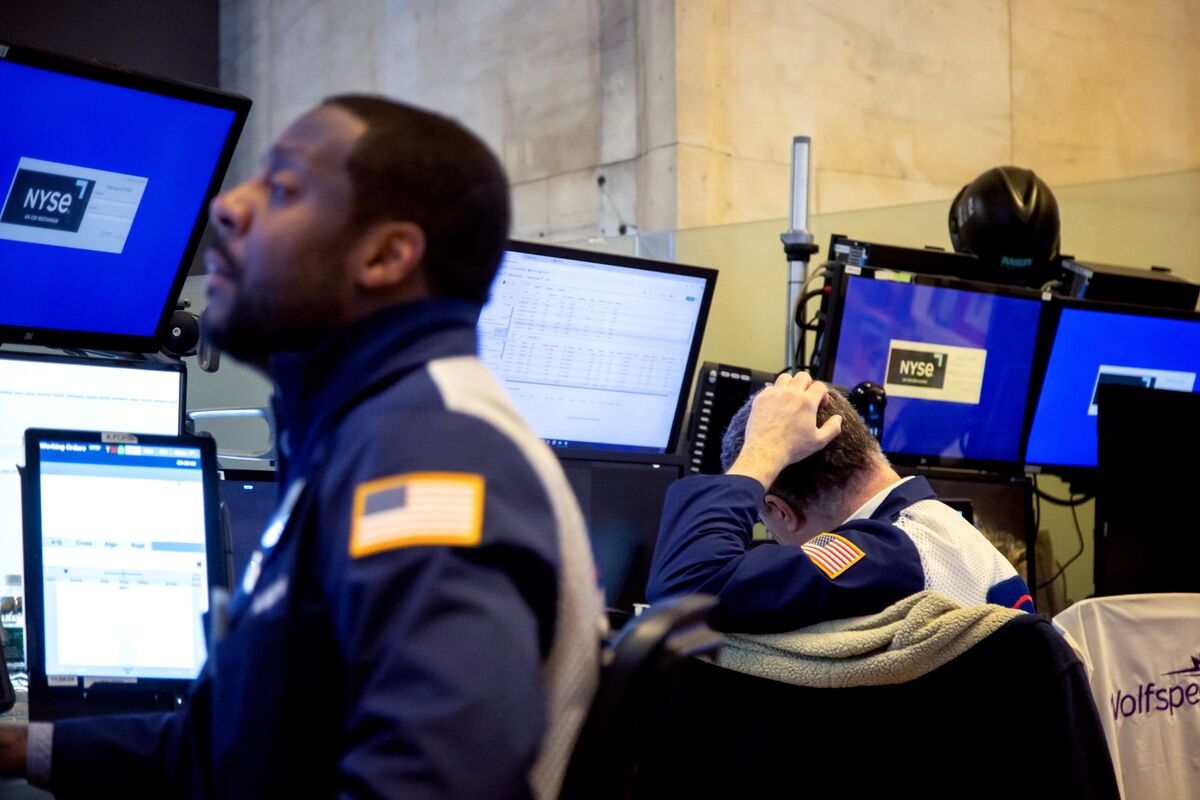 S&P 500 Tumbles as Tariff War Ignites Growth Fears