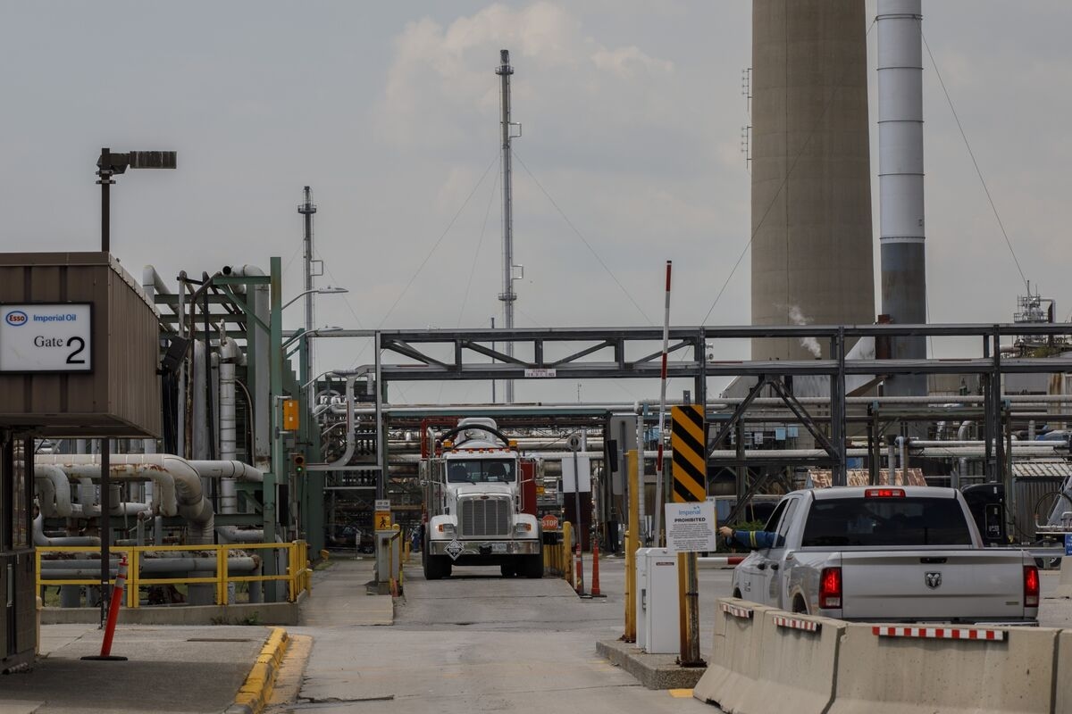 Oil Sands Producers Raise Output by Curtailing Maintenance