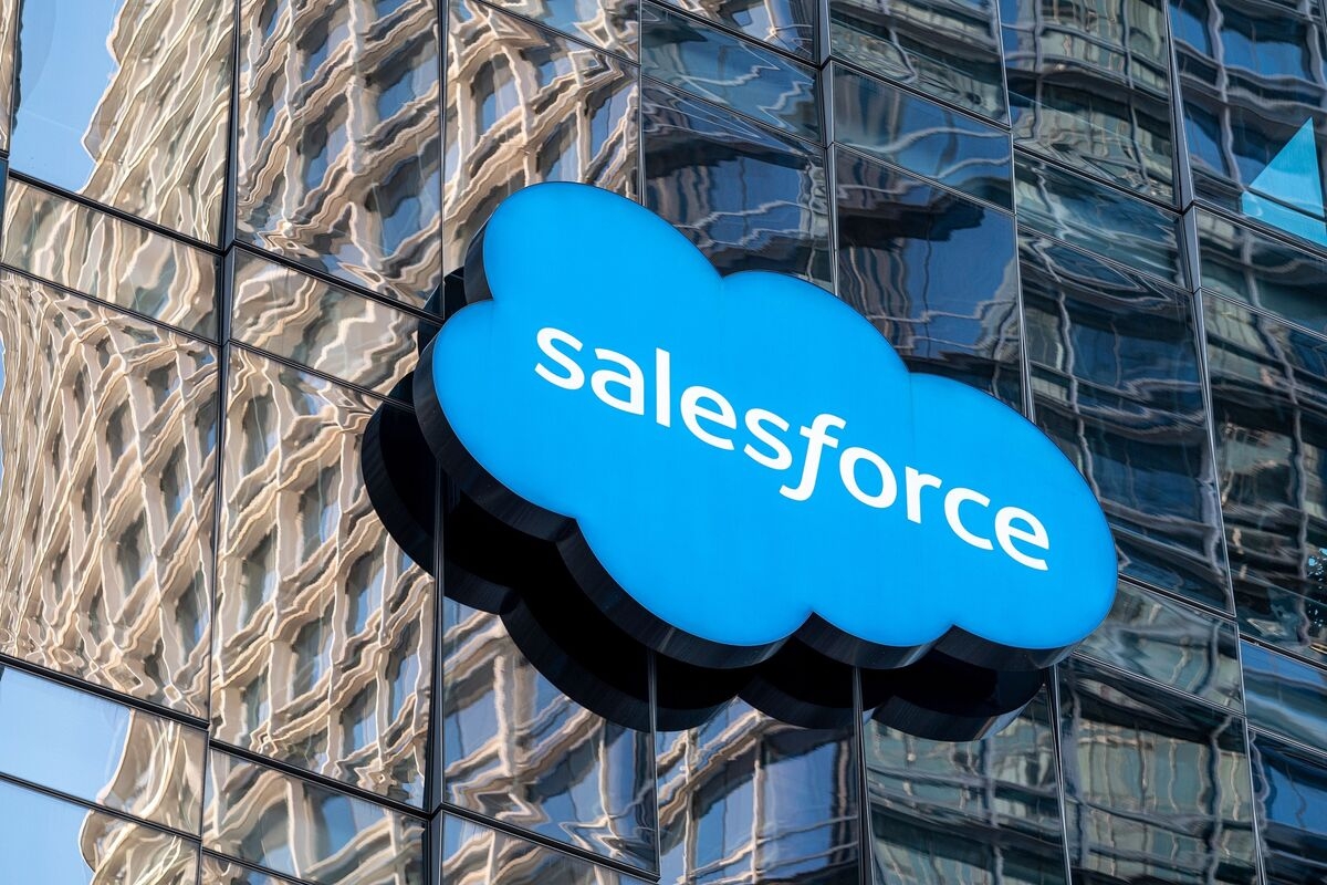 Salesforce Raises Annual Sales Outlook, Suggesting AI Payoff