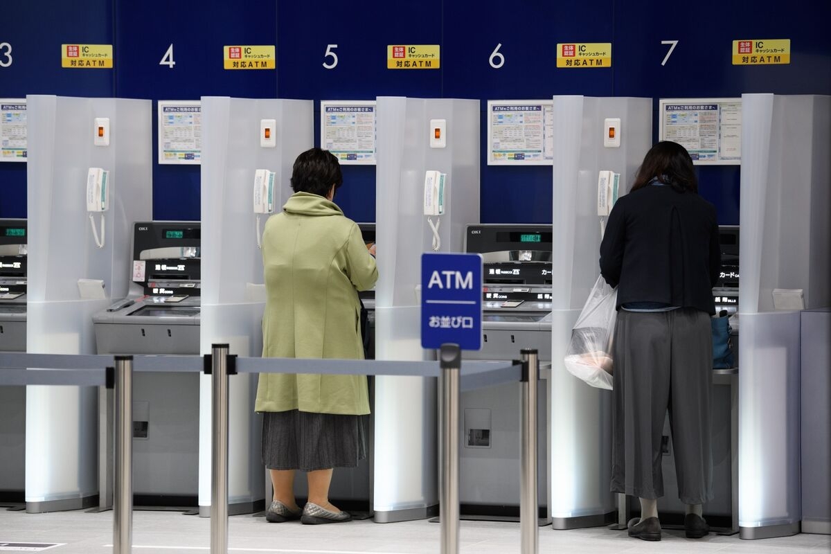 Japan's Top Banks Said to Mull Joint ATM Operation to Cut Costs
