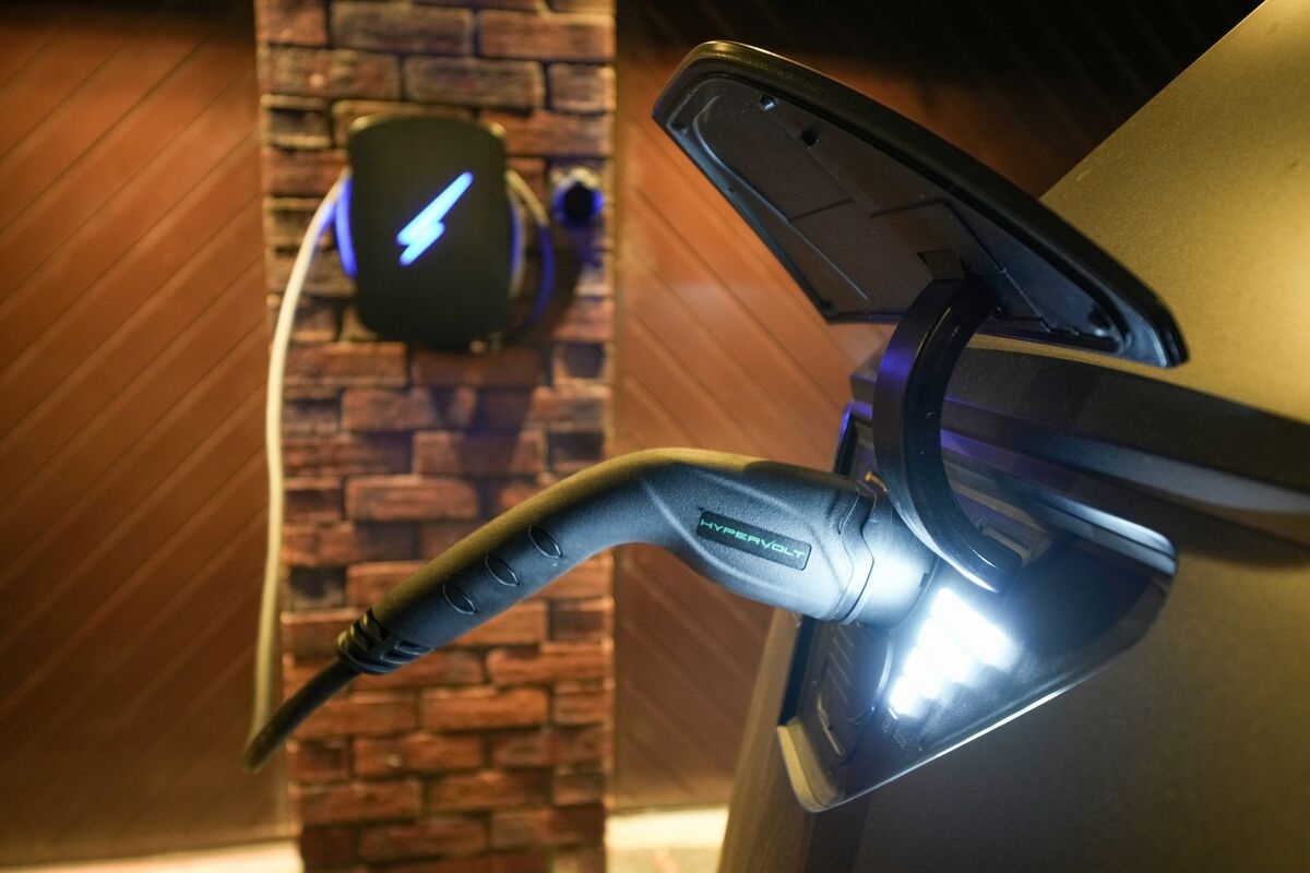 UK Electric Car Growth May Send Power Use Soaring Late at Night