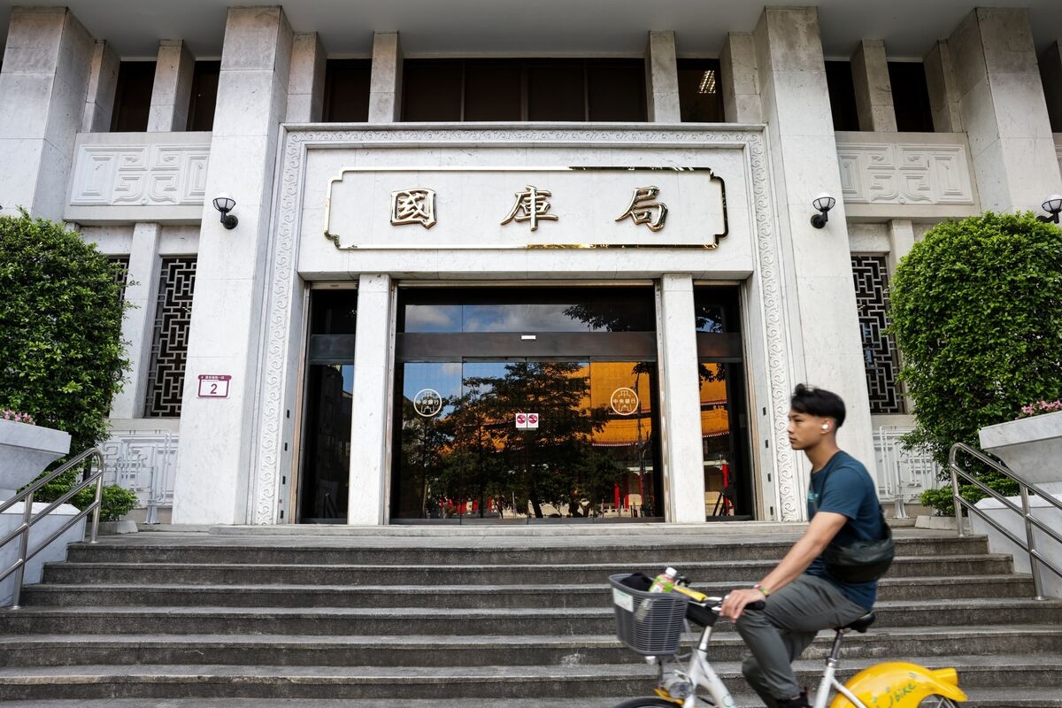 Taiwan Considers Tougher FX Rules for Foreigners Buying Stocks