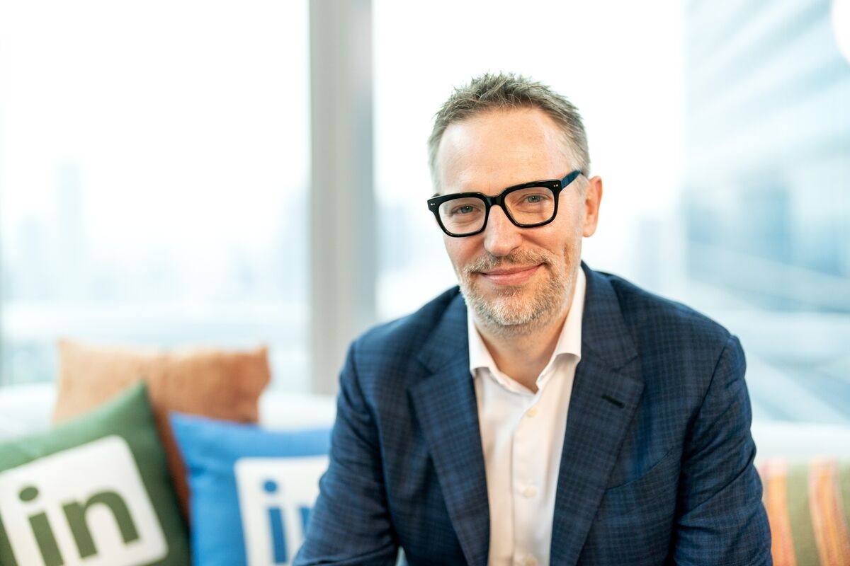 Microsoft's LinkedIn Chief to Run Office Group in AI Shakeup