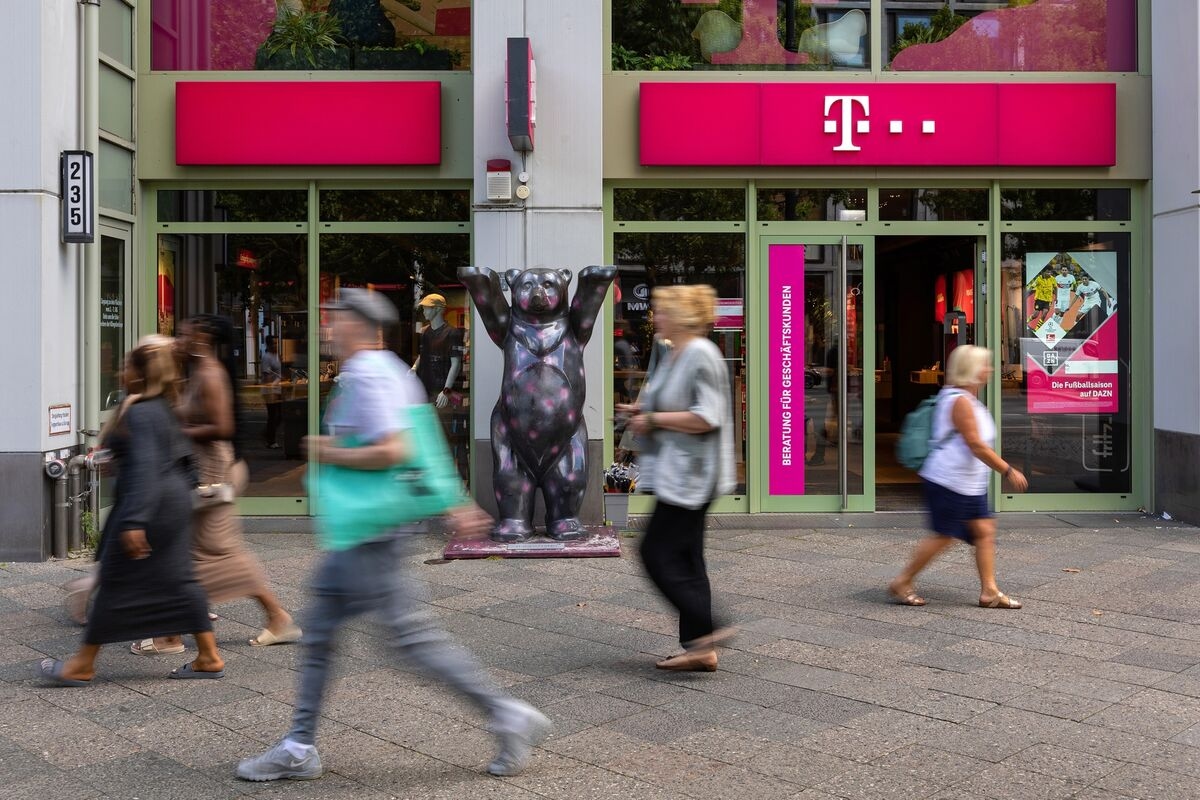 Deutsche Telekom Raises 2025 Outlook on Strong US, Europe Sales
