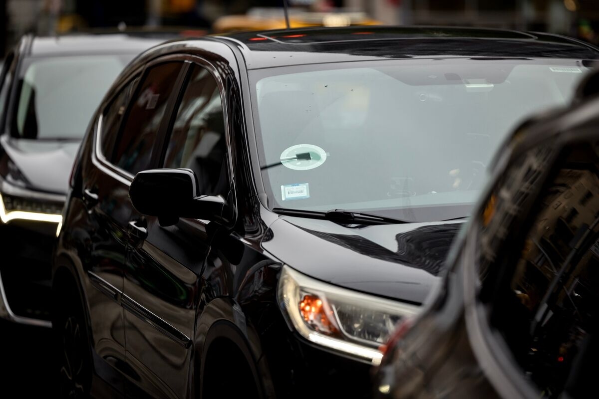 Uber Traders Shrug Off Robotaxi Risks as Stock Powers to Record