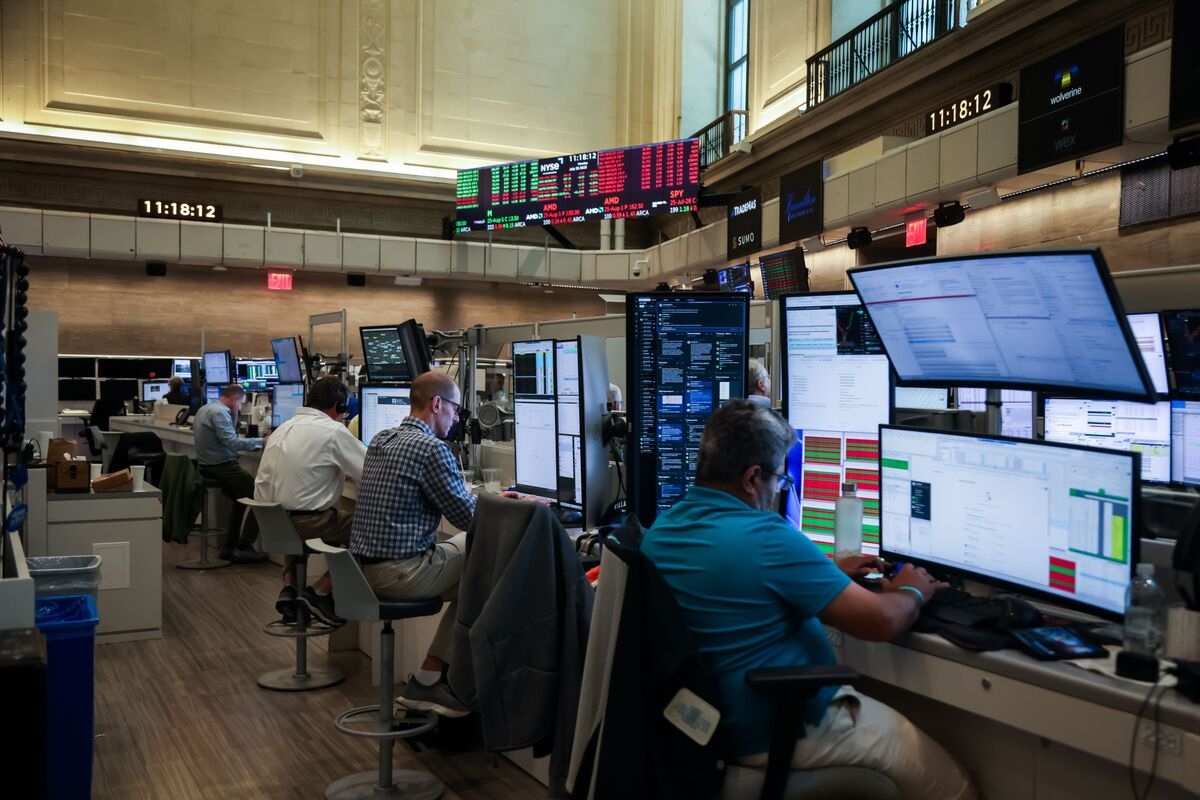 Global Stocks Rise to Record on US Interest-Rate Cut Bets