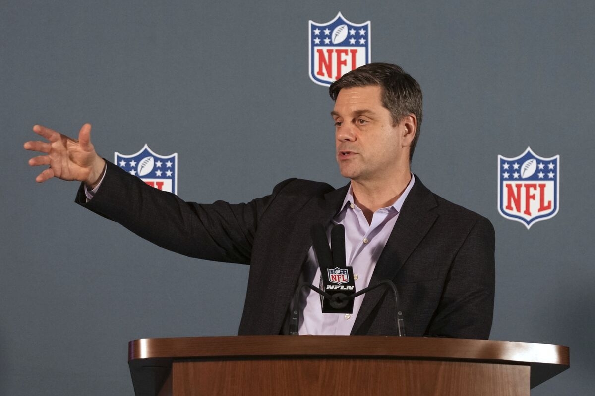 PGA Tour's CEO Finalists Include NFL's Rolapp, Nascar's Phelps
