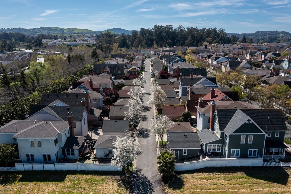 US Home-Refinancing Gauge Falls to Three-Month Low as Rates Near 7%