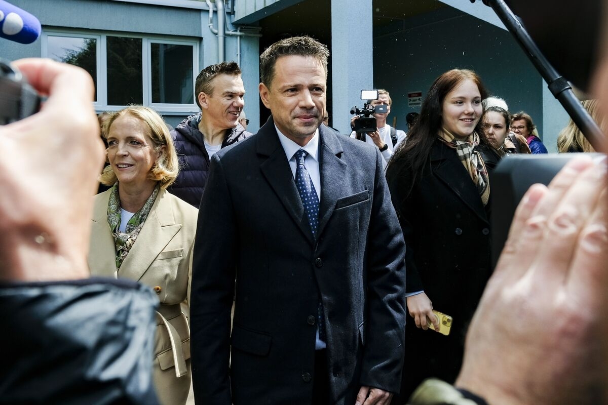 Tusk Ally, Nationalist Head for Poland Runoff, Exit Poll Shows
