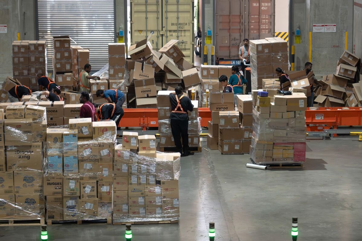 Sea Sales Top Estimates as Online Shoppers Keep Spending