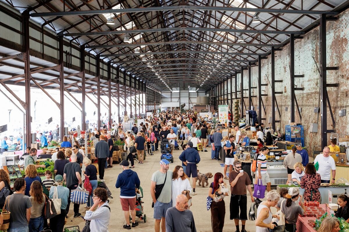 Australian Consumer Sentiment Edges Up as RBA Seen Cutting Rates