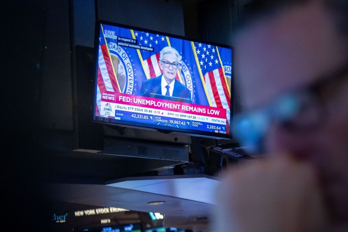 Fed Stays the Course as Divisions Creep In