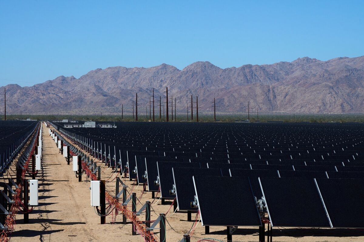 Trump's Treasury Set to Decide Fate of Hundreds of Wind, Solar Projects