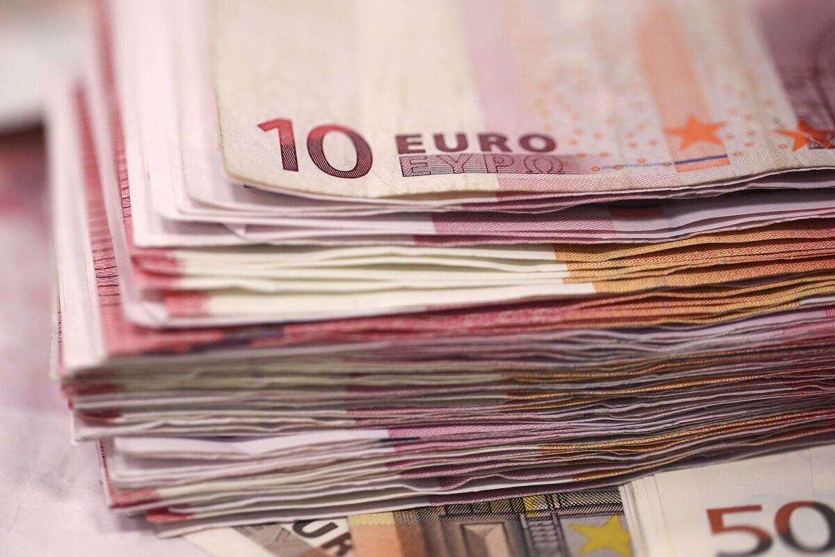 Surge in Euro Options Trading Adds to Chances of Hitting $1.20