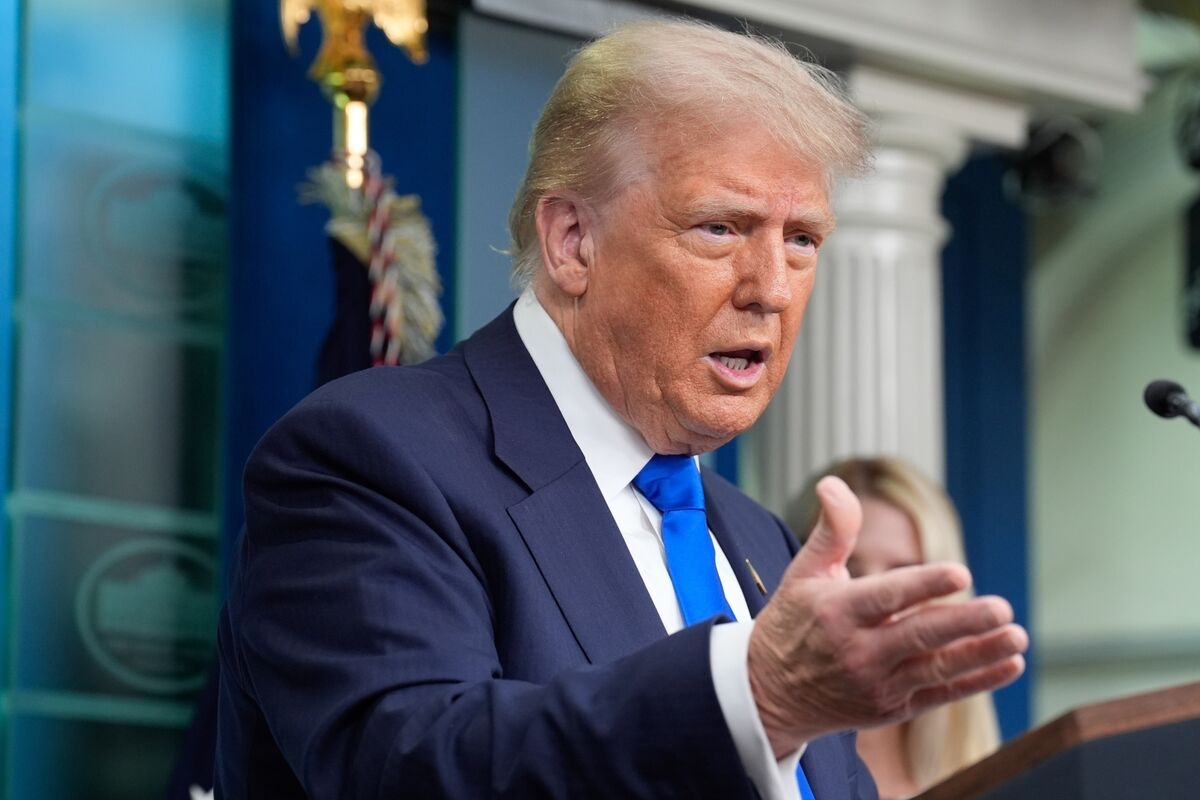 Trump Sticks to Tariff Deadline