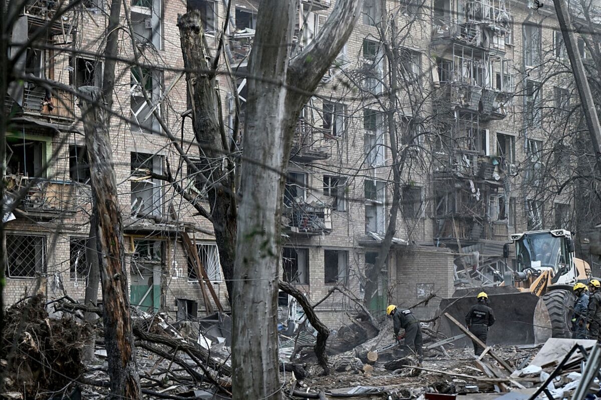 Ukraine Keeps Rate on Hold as War, Weather Weigh on Forecast