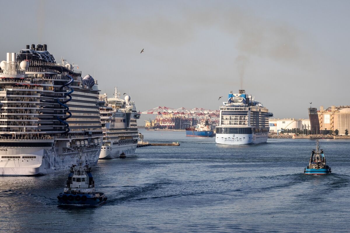 Barcelona to Limit Cruise Ship Visits by Reducing Port Capacity