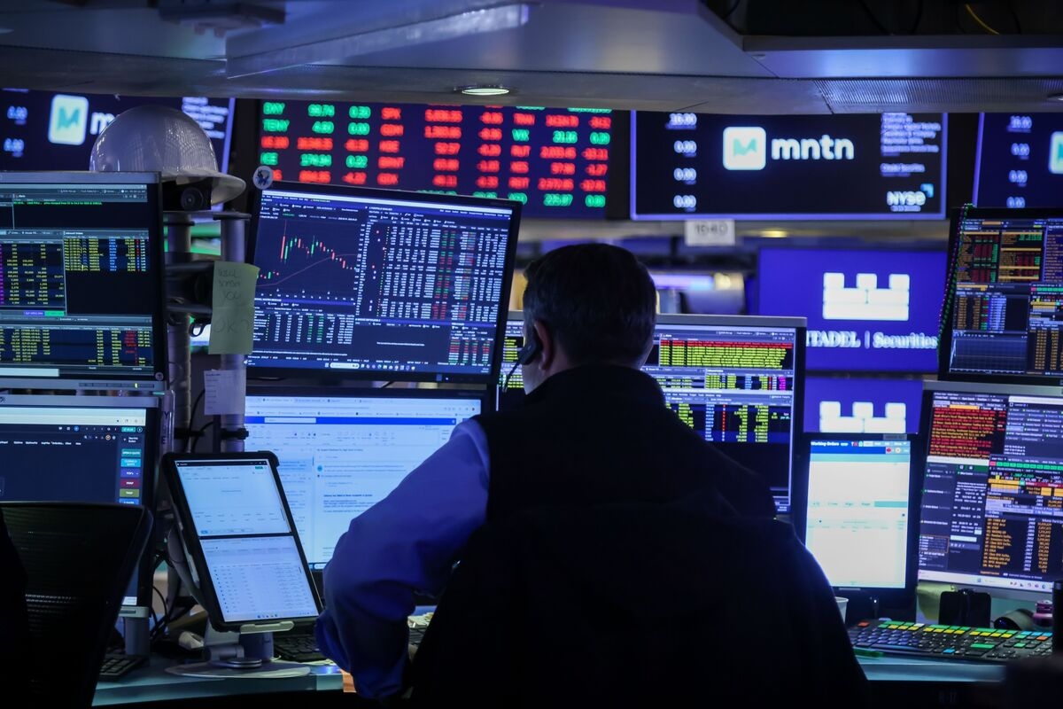 Riskier Fringes of Market Are Leaving Blue-Chip Stocks Behind