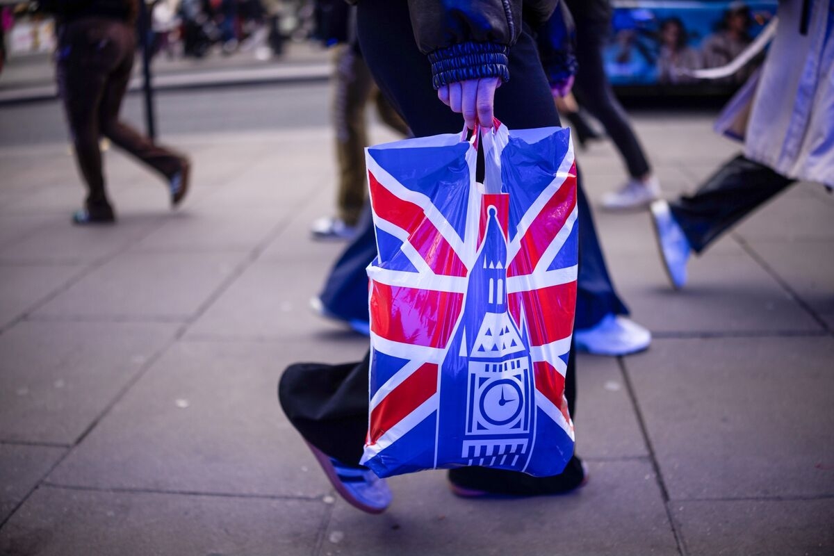 UK Retail Sales See Smallest Gain Since November as Budgets Hit