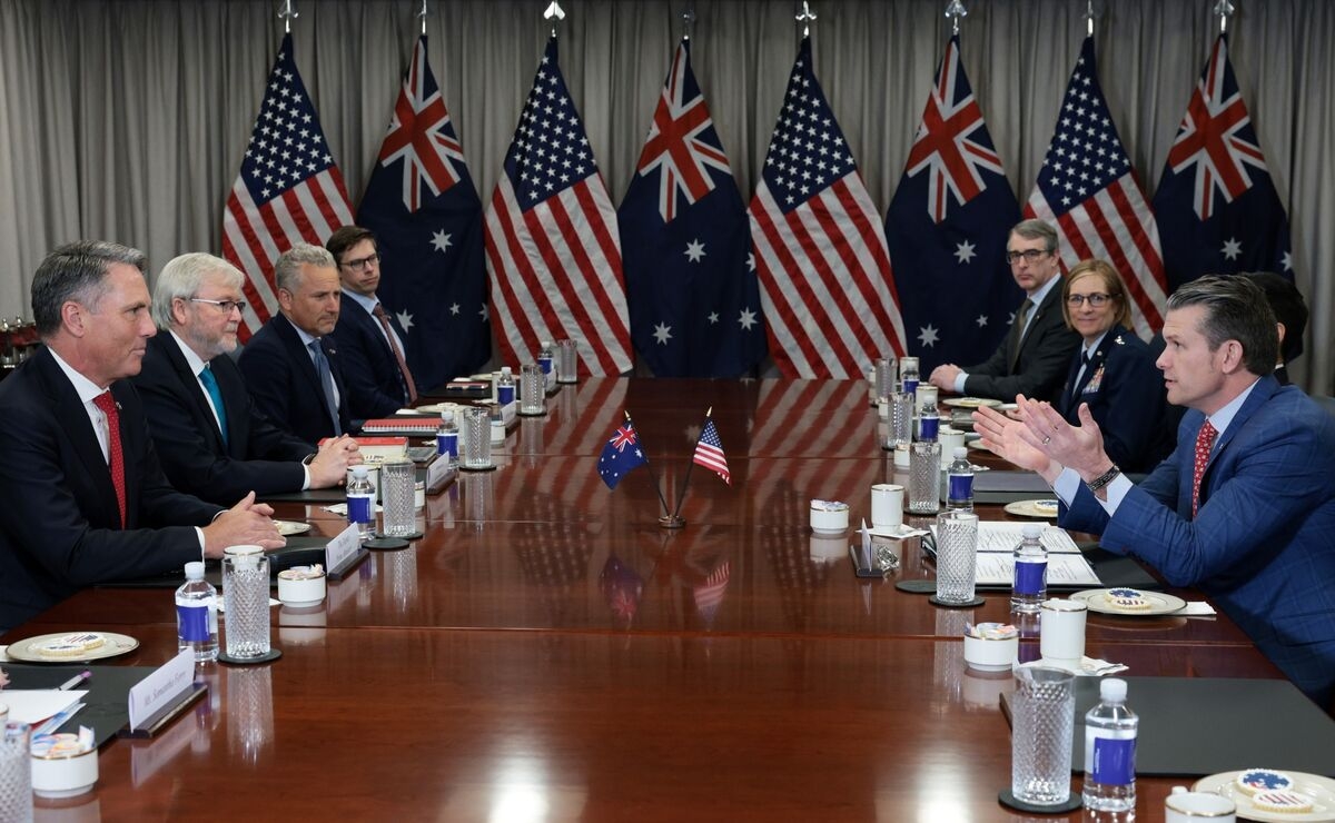 US Demands Australia Spend Big on Defense