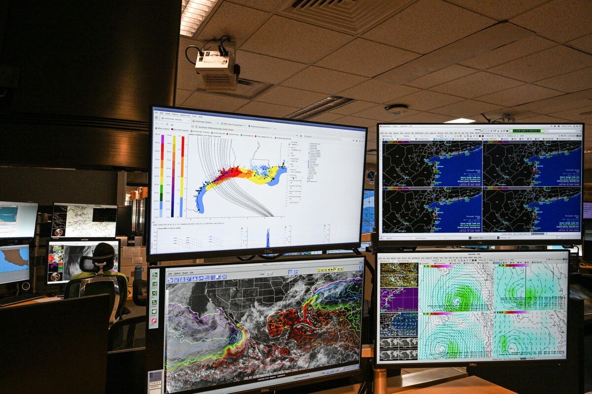 Lutnick Says Hurricane Center's Fully Staffed Despite Key Vacancies