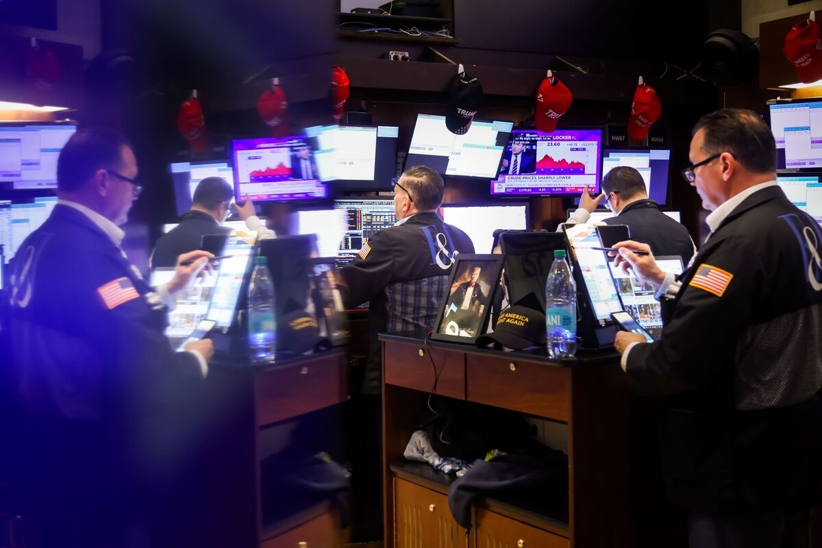 Traders Scour for ‘Elusive' Catalyst to Push S&P 500 to Record