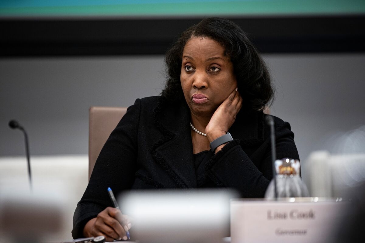 Fed's Cook Says She Won't Be Bullied Into Stepping Down