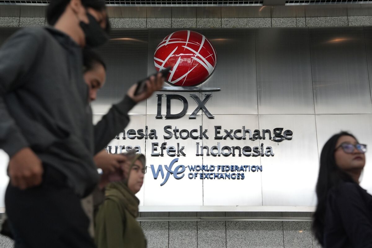 Emerging Assets Gain as Traders Watch for Fed Cues From US Data