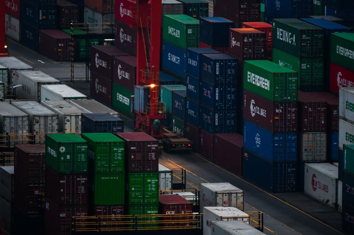 Hong Kong Supply Chain Company Li & Fung Weighs Bond Offering