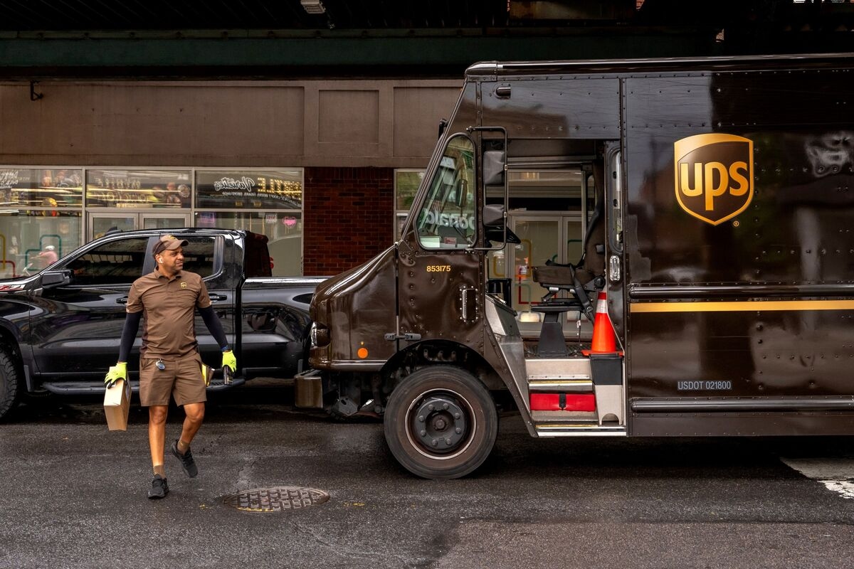 UPS's Lead Over FedEx in Market Value Shrinks to Narrowest Ever
