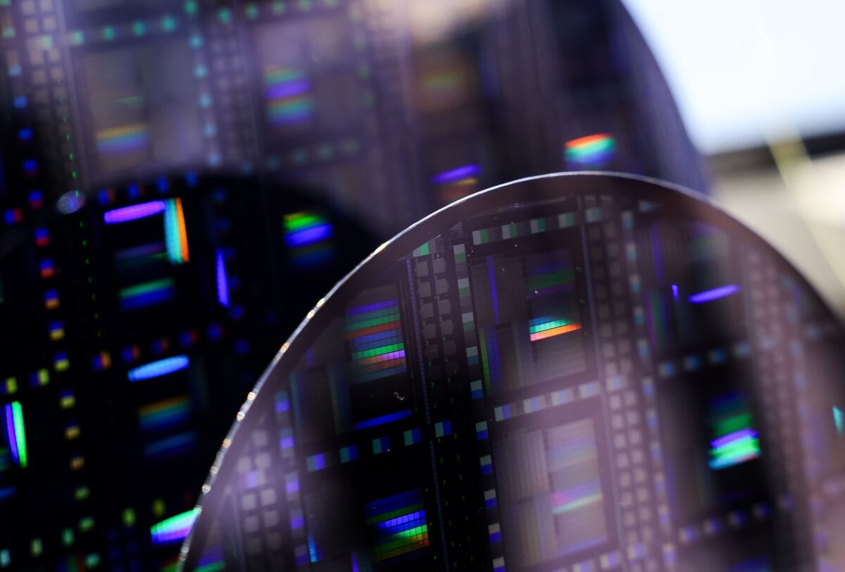 Investors Unfazed by Trump's 100% Semiconductor Tariff Threat