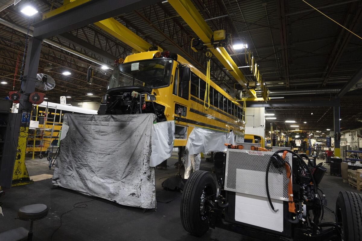 Bankrupt Electric Bus Maker Lion Rescued by Quebec Investors