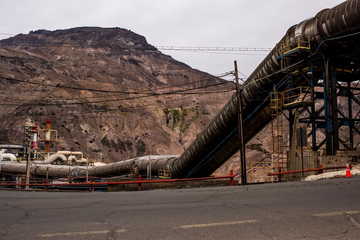 Chile's Economic Activity Unexpectedly Declines on Mining Plunge