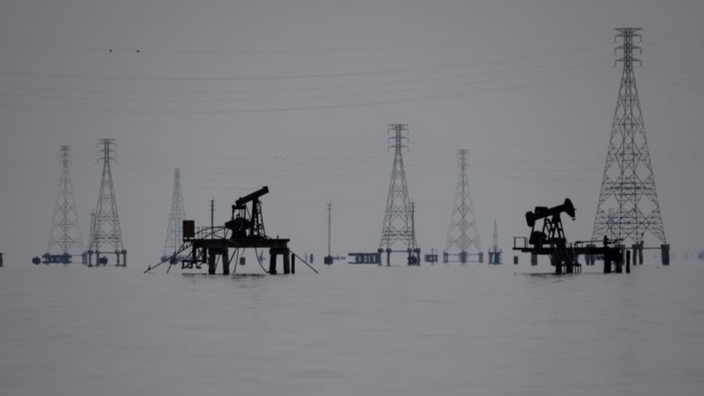 Oil Jumps After Trump Calls for Tehran Evacuation