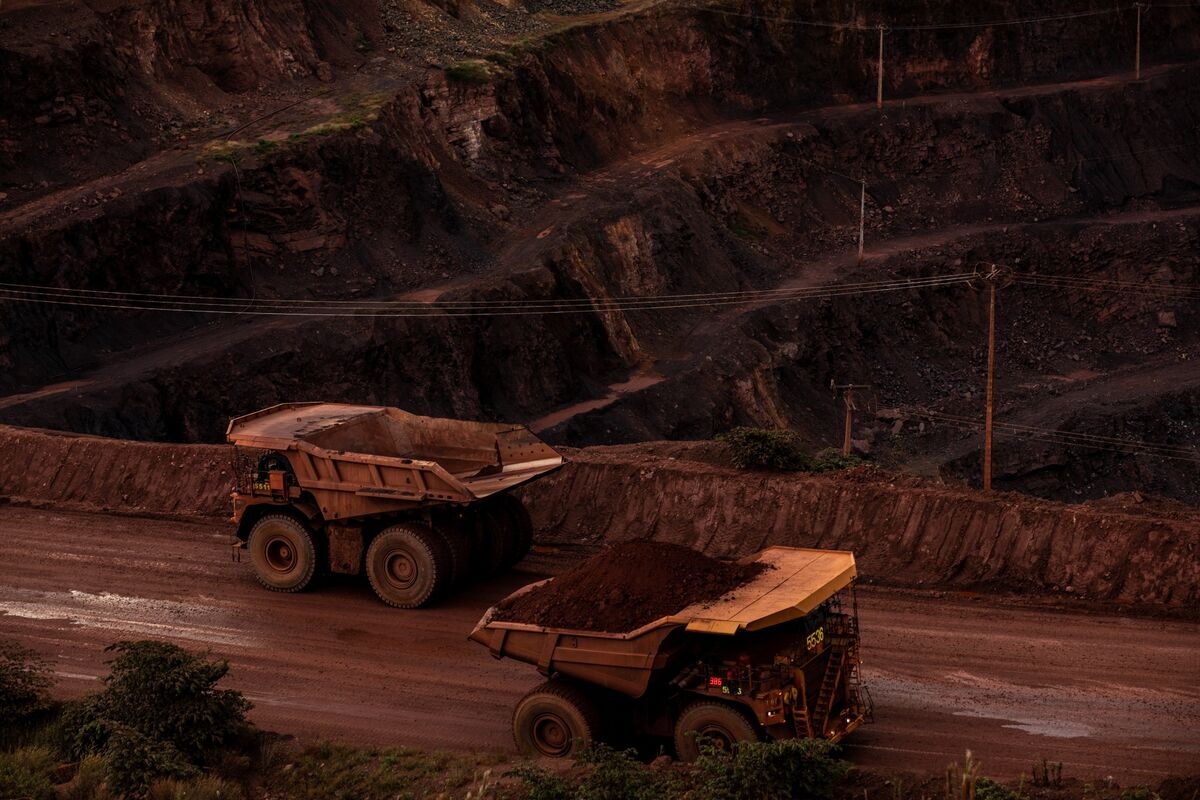 Iron Ore Retreats as Traders Stay Cautious on Demand Outlook
