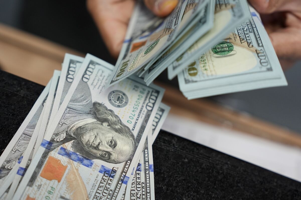 Dollar Exodus to Unleash $2.5 Trillion FX ‘Avalanche,' Jen Says