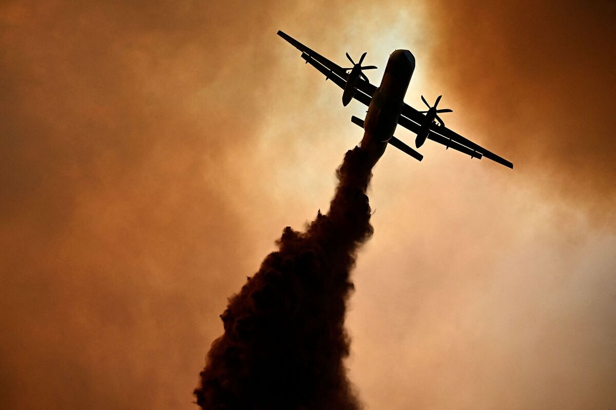 French Firefighters Battle to Control Worst Blaze Since 1949