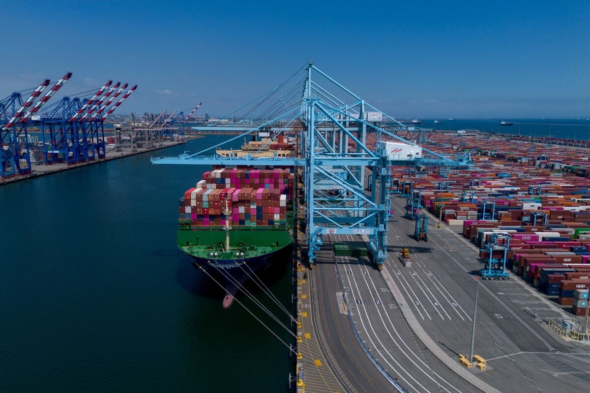 LA Port Shipments Fell 30% in Early May After Trump Tariffs