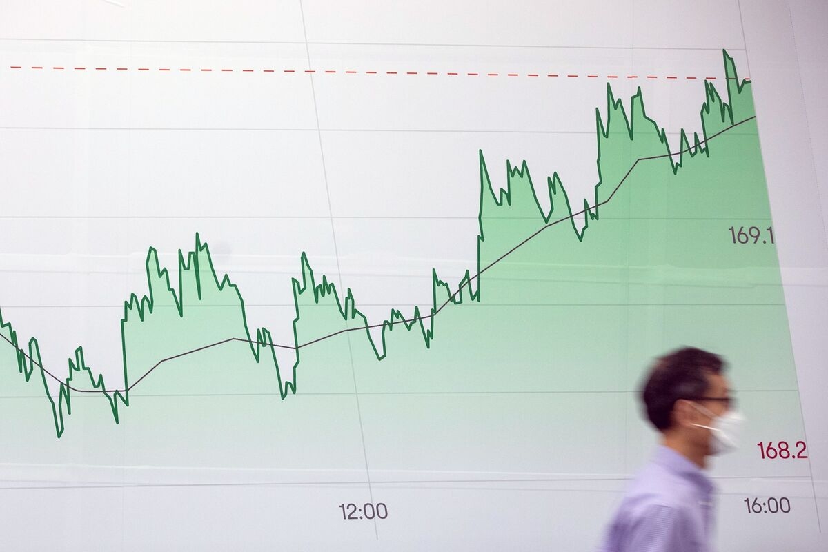 Chinese Stocks' Premium Over Hong Kong Peers Drops to 5-Year Low