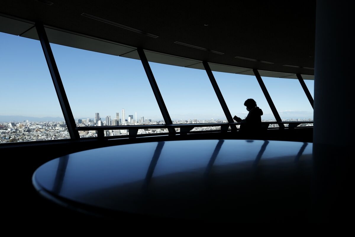 Japan's Steep Bond Curve Divides Investors, Challenges Economy