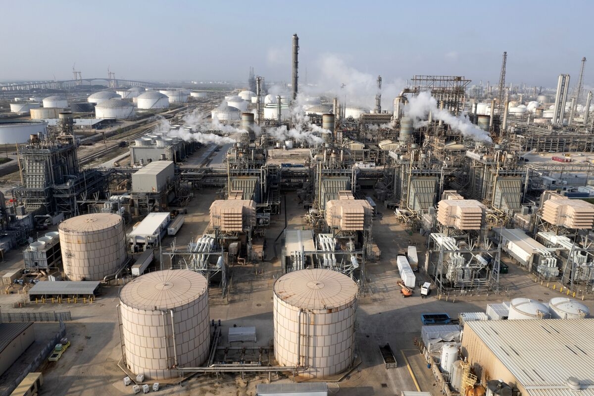 US Refining Capacity Declines Amid Uncertain Fuel Demand Outlook