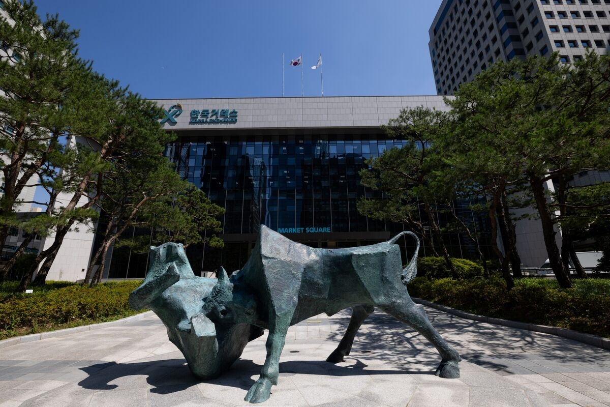 Korean Stock Hedges Cheapen With $3.2 Billion of Bullish Bets