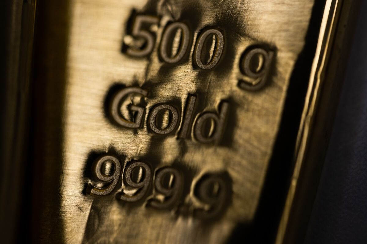 Gold's Bullish Sentiment Seen Easing as Record Rally Stumbles