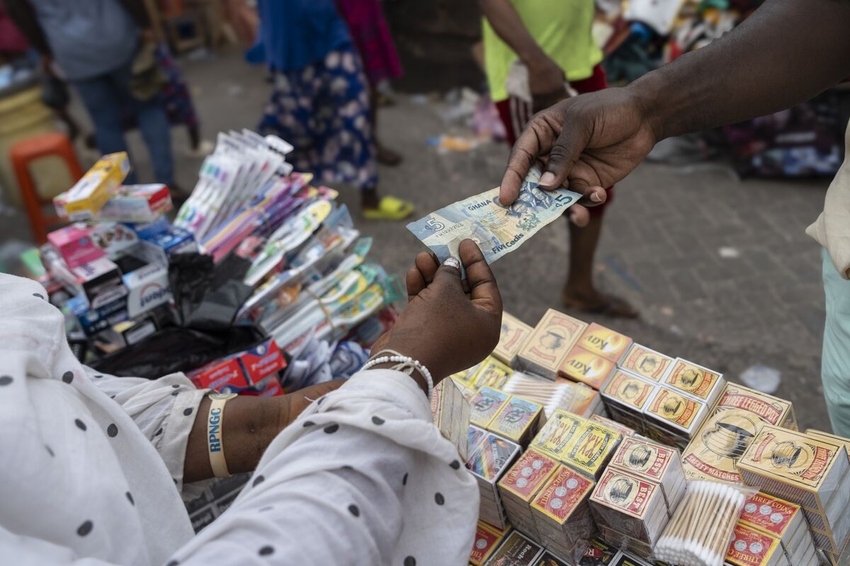 Ghana Keeps Rates Steady With Cedi Rally Set to Tame Inflation