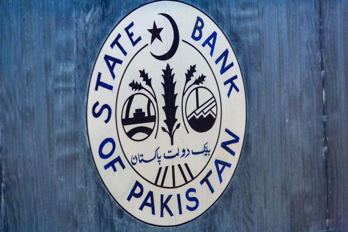 Pakistan Keeps Benchmark Rate Steady Amid Inflation Concerns