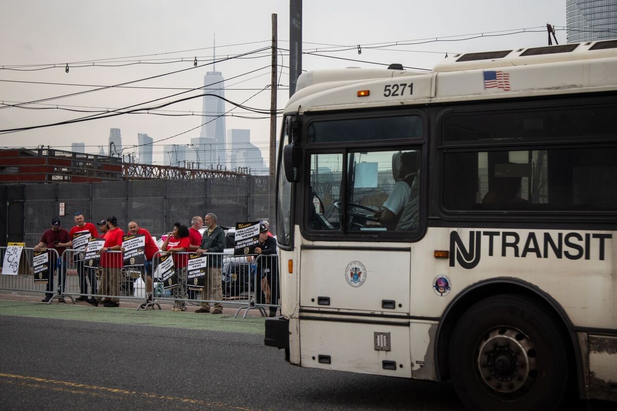 NYC Bankers Who Live in NJ Game Out Commute as Rail Strike Upends RTO Plans