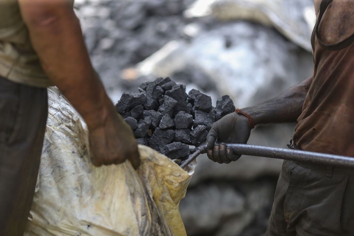 Russian Coal Sector's Slide Into Crisis Shows Cracks in Economy