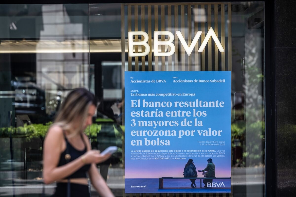BBVA Cuts Expected Savings From Sabadell Deal, Expansion Says