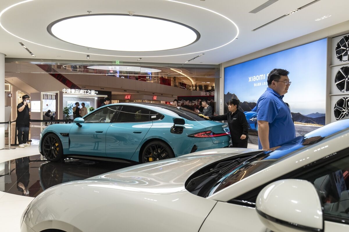 Xiaomi's Peer-Beating Rally Sets High Bar Ahead of Earnings